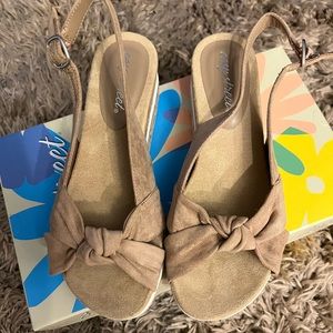 NWT Women's Easy Street Dot Wedge Sandal Sz 6 1/2 W